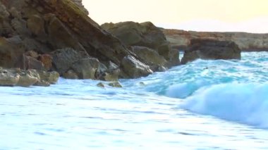 dalgalı sahilde güzel gün batımı