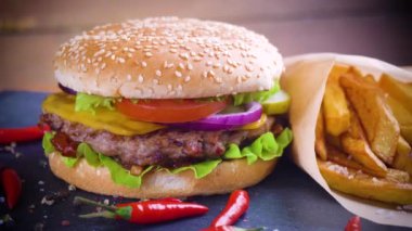 Taş tabakta lezzetli ev yapımı hamburger patates ile