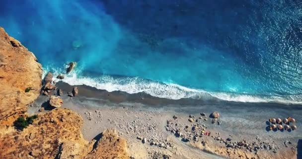 Blå havet, vågorna bryta på klippor på stranden — Stockvideo
