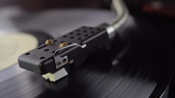 Stary gramofon winylowy odtwarzania muzyki — Wideo stockowe