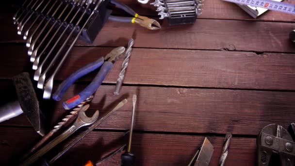 Viele alte rostige Werkzeuge und moderne Tablets auf dem Schreibtisch — Stockvideo