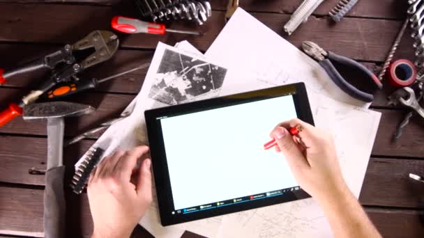 Engenheiro mecânico trabalha com tablet em sua mesa — Vídeo de Stock