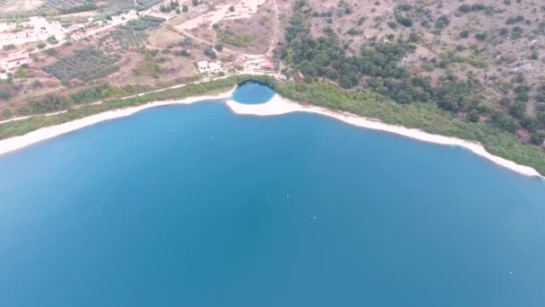 Volando por encima del hermoso lago Kournas en Creta — Vídeo de stock