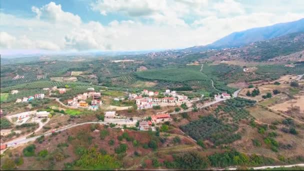 Sobrevolando el pueblo en montañas — Vídeos de Stock