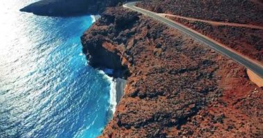 sahil yolunun üstünde uçan