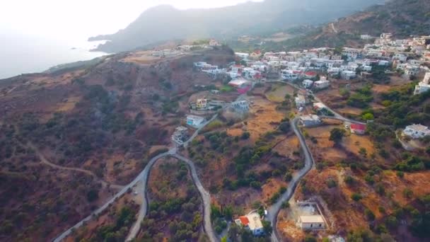 Voando acima da aldeia nas montanhas — Vídeo de Stock