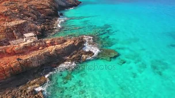 Mar azul, olas rompiendo en acantilados en la orilla — Vídeos de Stock