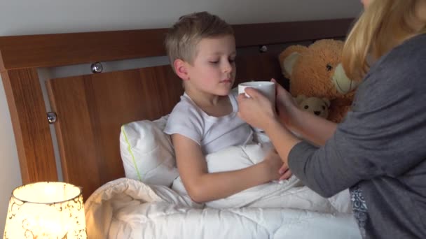 Mãe dando remédio para seu filho doente — Vídeo de Stock