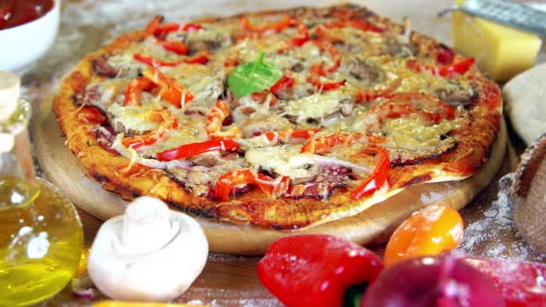 Vers gebakken zelfgemaakte pizza — Stockvideo