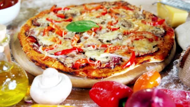 Свежая домашняя пицца — стоковое видео