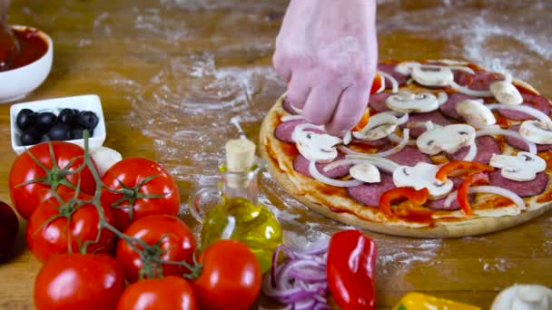 Prepearing sabrosa pizza casera — Vídeo de stock