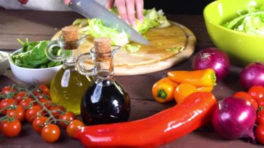 taze sebze salatası hazırlama. Ağır çekim