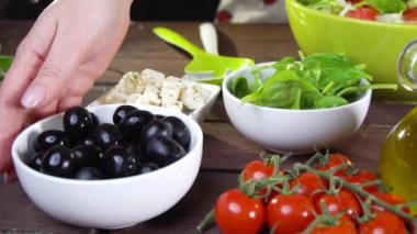 taze sebze salatası hazırlama. Ağır çekim