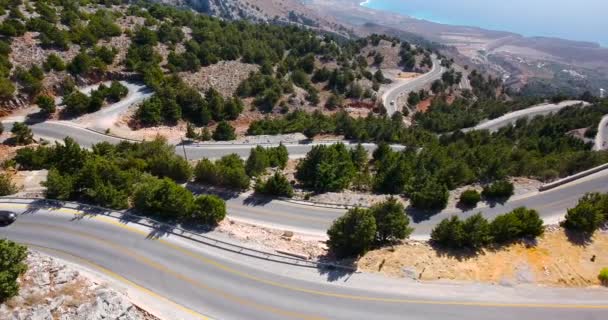 Sobrevolando el camino serpentino — Vídeo de stock