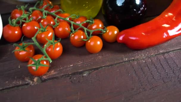 Preparar ensalada de verduras frescas. Movimiento lento — Vídeo de stock