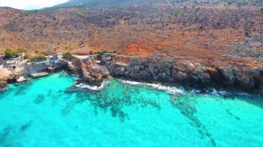Mavi deniz, kayalıklardan sahilinde kırma dalgalar