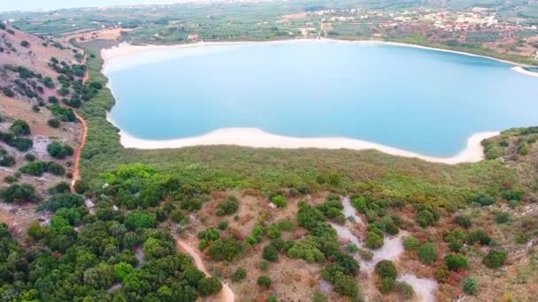 Voando acima do belo Lago Kournas em Creta — Vídeo de Stock