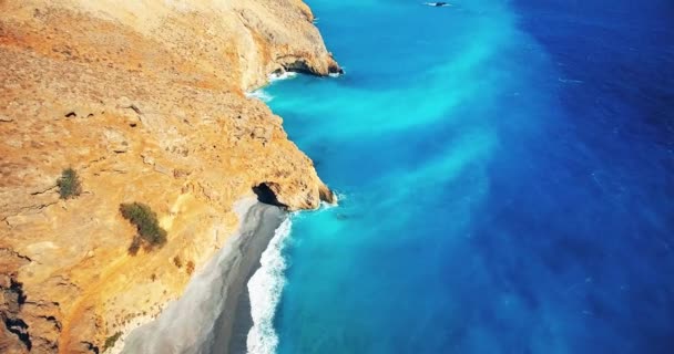 Kék tenger, a hullámok törés a sziklák, a part — Stock videók