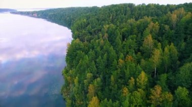 Sabahın erken saatlerinde sisli göl üzerinde uçan