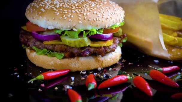Välsmakande hemlagad hamburgare med potatis serveras på sten tallrik — Stockvideo