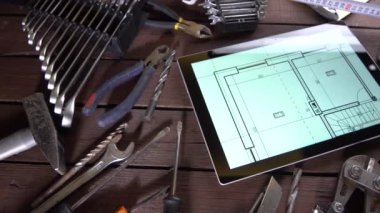 Birçok eski paslı araçları ve masa üzerinde modern tablet