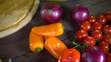 taze sebze salatası hazırlama. Ağır çekim