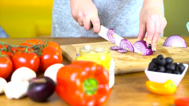 Preparación de ensalada fresca de ceasar — Vídeo de stock