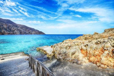 Yalı, dağlar ve kayalar