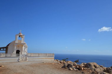 kayanın üzerinde Beyaz Şapel 