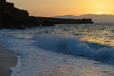 köpük dalgalar sıçrama de taşlar