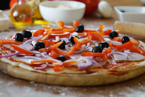 Pizza con diferentes ingredientes — Foto de Stock