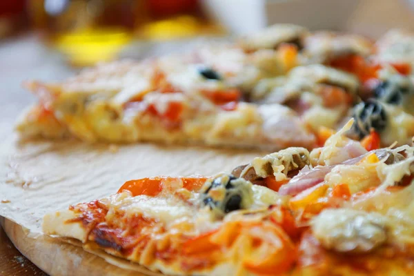 Pizza with diferent ingredients — Stock Photo, Image