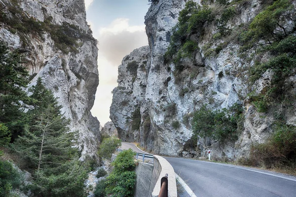 Hadec silnici v horách — Stock fotografie