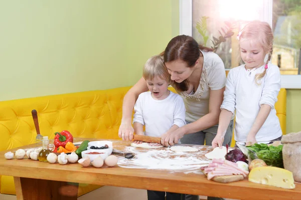 Mère avec des enfants préparer la pizza — Photo