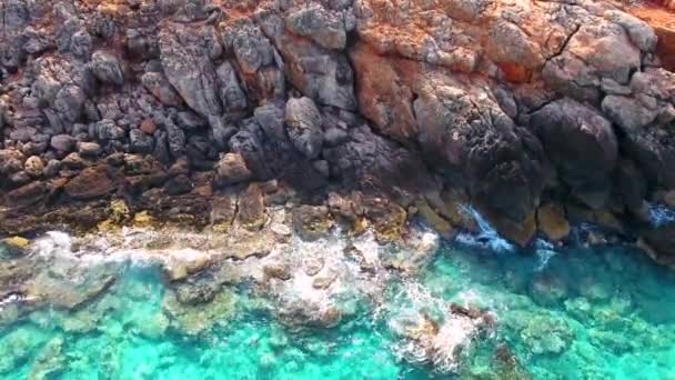 Blauwe zee, de golven breken in de kliffen aan de kust — Stockvideo