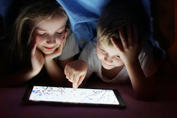 Schwester und ihr Bruder mit Tablet-PC — Stockfoto