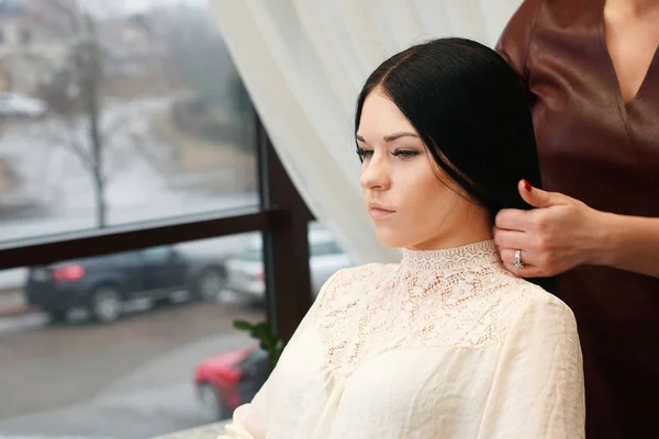 Frau im Friseurladen — Stockfoto