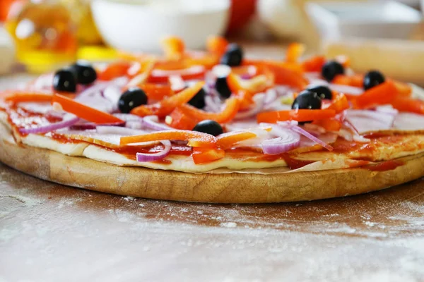 Pizza con diferentes ingredientes —  Fotos de Stock