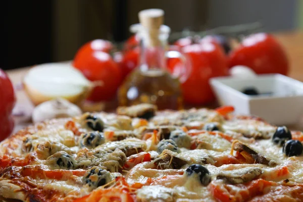 Pizza med annorlunda ingredienser — Stockfoto