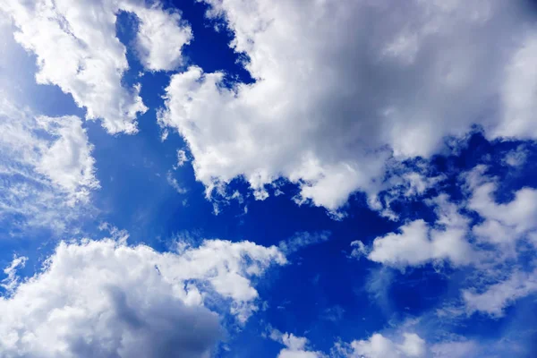 Nubes blancas en el cielo azul Imagen De Stock