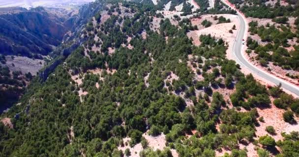 Voando acima da estrada serpentina — Vídeo de Stock