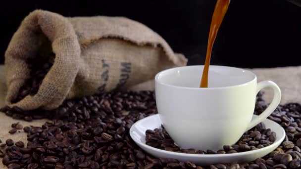 Frischen leckeren Kaffee in Tasse gießen — Stockvideo