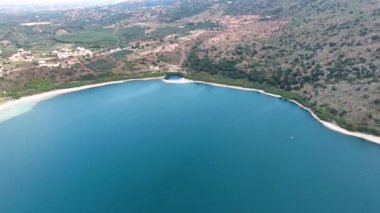 Crete, güzel göl Kournas yukarıda uçan