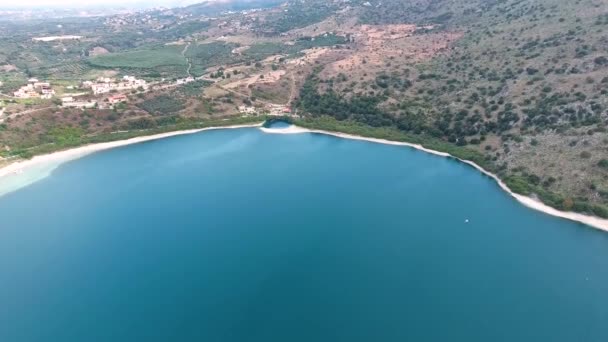 Volando por encima del hermoso lago Kournas en Creta — Vídeo de stock