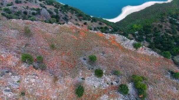 Volando por encima del hermoso lago Kournas en Creta — Vídeo de stock