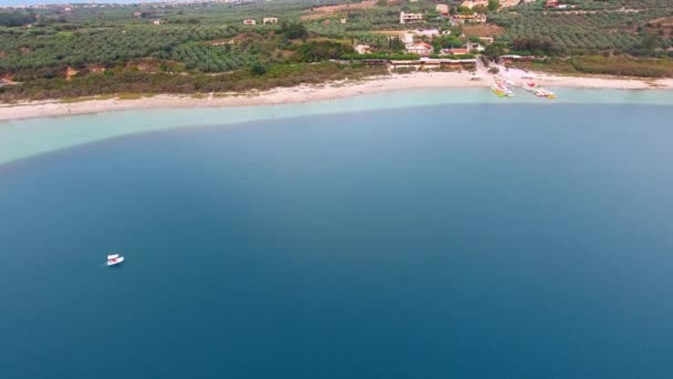 Volando por encima del hermoso lago Kournas en Creta — Vídeos de Stock