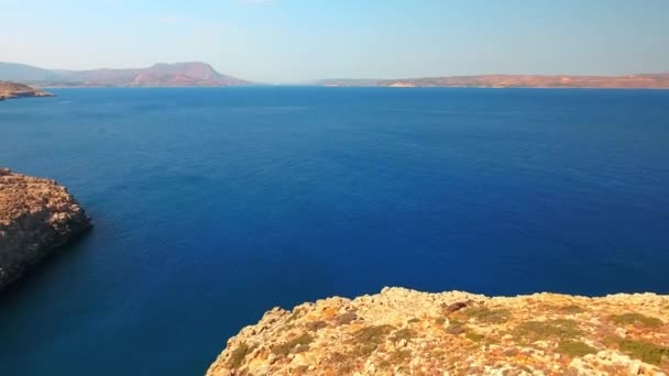 Blue sea, waves breaking in cliffs at shore — Stock Video