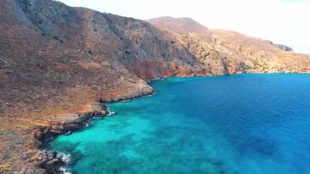 Mar azul, olas rompiendo en acantilados en la orilla — Vídeos de Stock