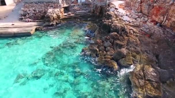Błękitne morze, fale w skały na brzegu — Wideo stockowe