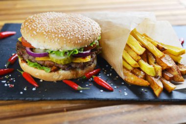  Patates kızartmalı hamburger.
